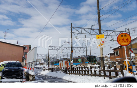 車窓からみた雪景色の富山県の市街地の風景 車窓からみた雪景色の富山県の市街地の風景 137835850