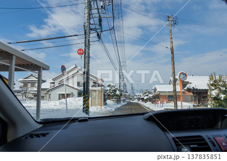 車窓からみた雪景色の富山県の市街地の風景 137835851