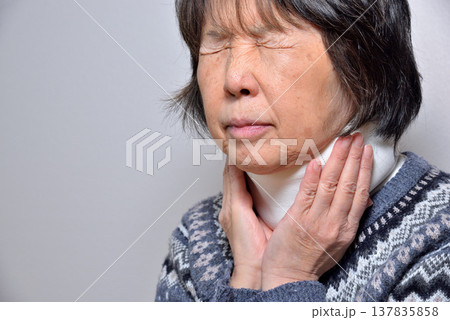 自動車事故 保険 首の痛み 頸椎捻挫 イメージ 137835858