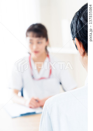 患者に説明する医療従事者 137835864