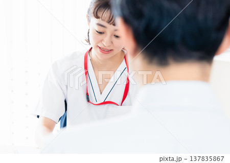 患者に説明する医療従事者 137835867