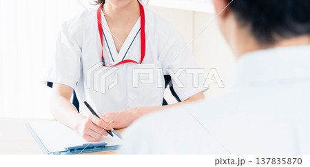 患者に説明する医療従事者 137835870
