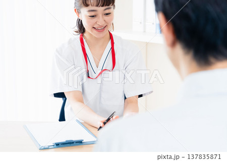 患者に説明する医療従事者 137835871