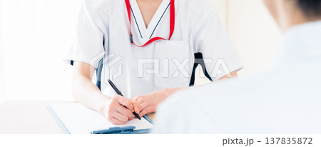 患者に説明する医療従事者 137835872