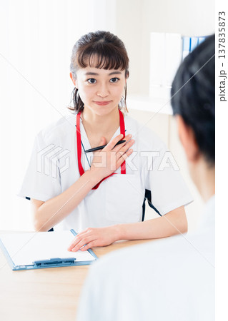 患者に説明する医療従事者 137835873