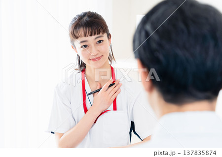 患者に説明する医療従事者 137835874