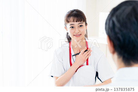 患者に説明する医療従事者 137835875
