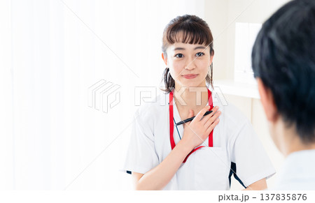 患者に説明する医療従事者 137835876