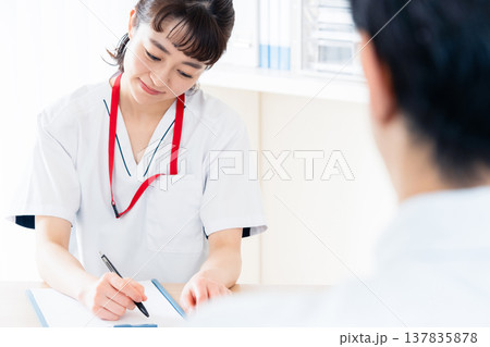 患者に説明する医療従事者 137835878