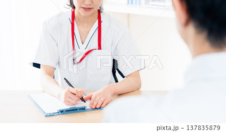 患者に説明する医療従事者 137835879