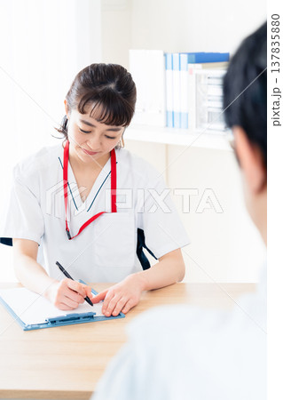 患者に説明する医療従事者 137835880