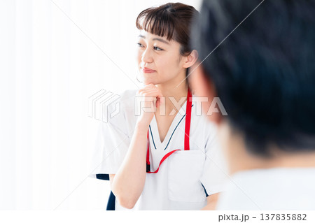患者に説明する医療従事者 137835882