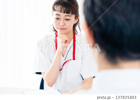 患者に説明する医療従事者 137835883