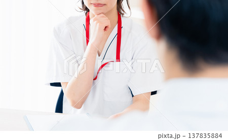 患者に説明する医療従事者 137835884