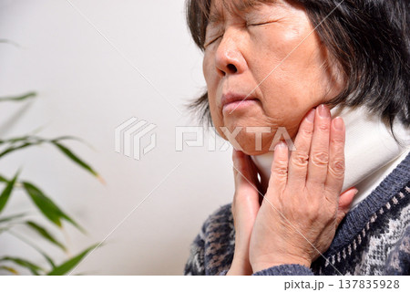 自動車事故 保険 首の痛み 頸椎捻挫 イメージ 137835928