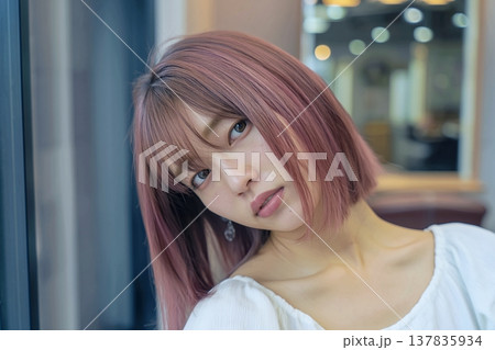 ヘアカラーした女性 137835934