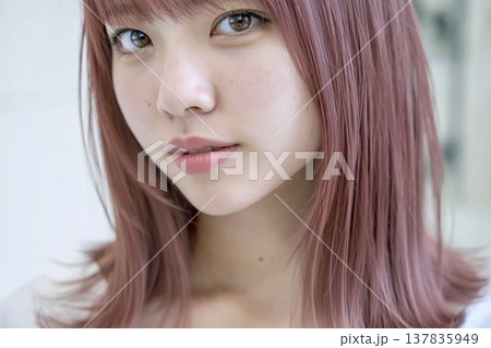 ヘアカラーした女性 137835949