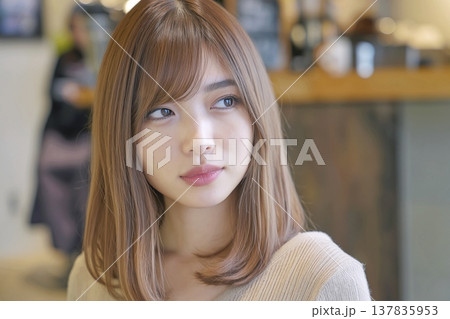 ヘアカラーした女性 137835953
