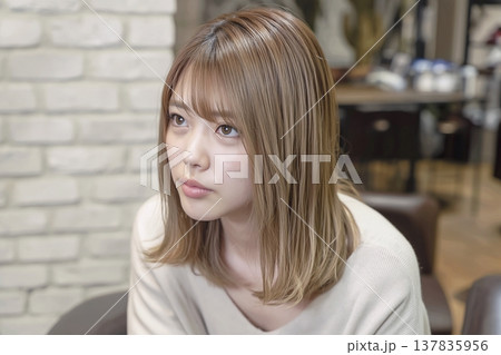 ヘアカラーした女性 ヘアカラーした女性 137835956