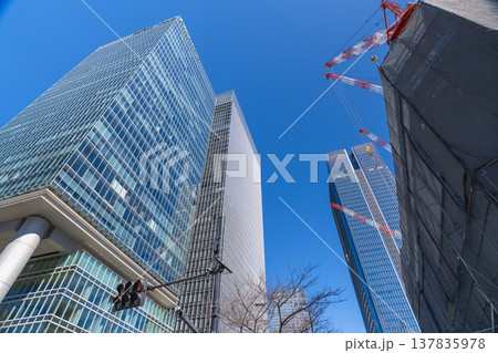 《東京都》丸の内オフィス街の都市風景 137835978