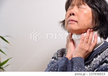 自動車事故 保険 首の痛み 頸椎捻挫 イメージ 137836015