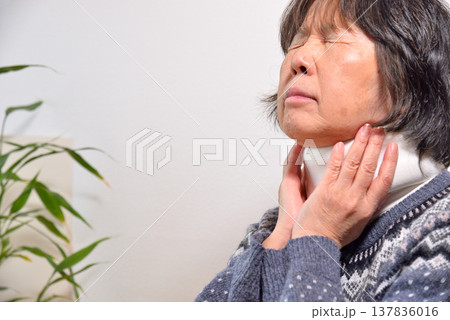 自動車事故 保険 首の痛み 頸椎捻挫 イメージ 137836016