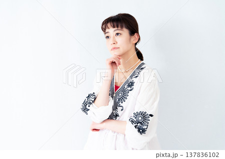 若い女性のポートレート 137836102