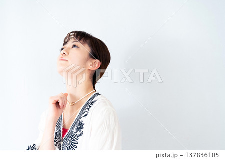 若い女性のポートレート 137836105