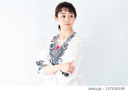 若い女性のポートレート 若い女性のポートレート 137836106