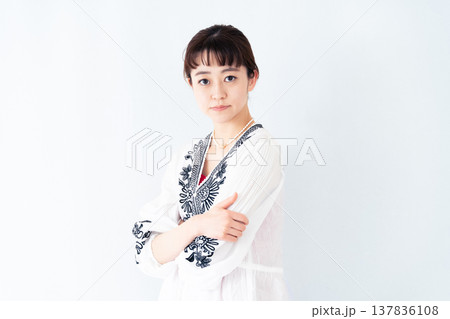 若い女性のポートレート 若い女性のポートレート 137836108