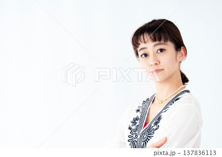 若い女性のポートレート 137836113