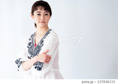 若い女性のポートレート 137836115