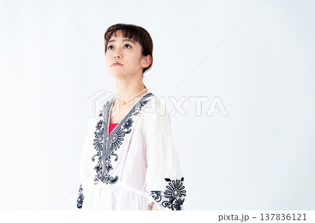 若い女性のポートレート 137836121