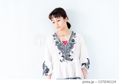 若い女性のポートレート 137836124