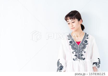 若い女性のポートレート 若い女性のポートレート 137836125
