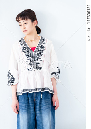 若い女性のポートレート 137836126