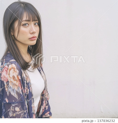 花柄の洋服を着た女性 137836232