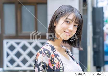 花柄の洋服を着た女性 137836236