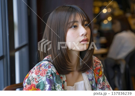 花柄の洋服を着た女性 137836239