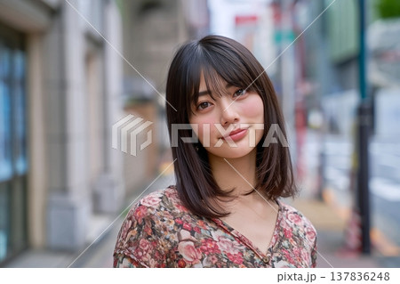 花柄の洋服を着た女性 137836248