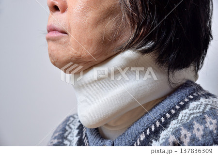 自動車事故 保険 首の痛み 頸椎捻挫 イメージ 137836309