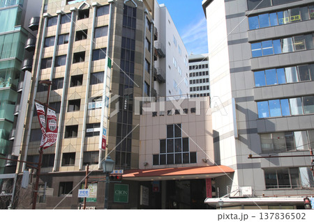 京町筋商店街と神戸の街並み 137836502