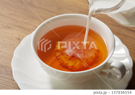 紅茶にミルクを入れる様子 137836554