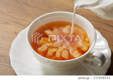 紅茶にミルクを入れる様子 137836555