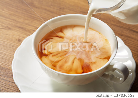 紅茶にミルクを入れる様子 137836558
