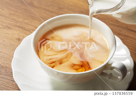 紅茶にミルクを入れる様子 紅茶にミルクを入れる様子 137836559