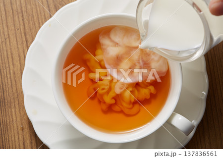 紅茶にミルクを入れる様子 137836561