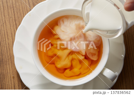 紅茶にミルクを入れる様子 137836562