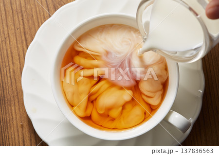 紅茶にミルクを入れる様子 137836563