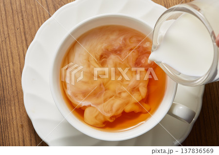 紅茶にミルクを入れる様子 137836569